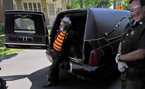clown-funeral-04.jpg